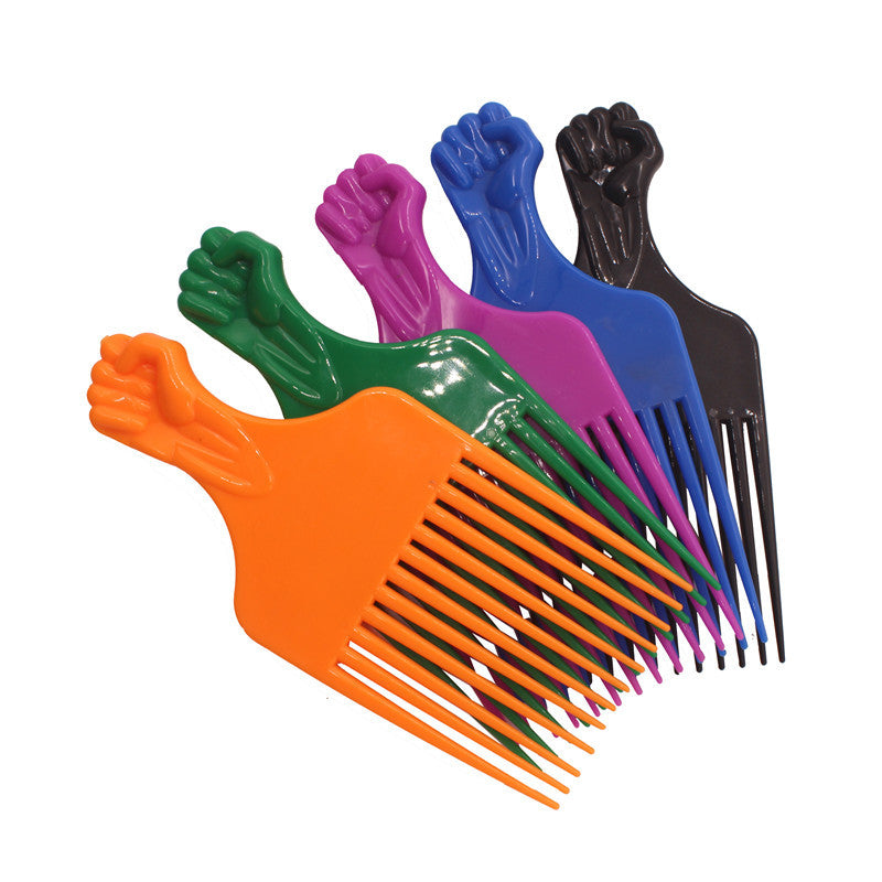 Pour les cheveux gras, choisissez de grandes brosses et peignes