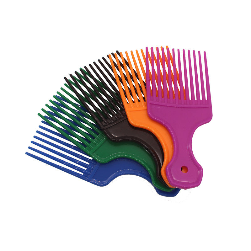 Pour les cheveux gras, choisissez de grandes brosses et peignes