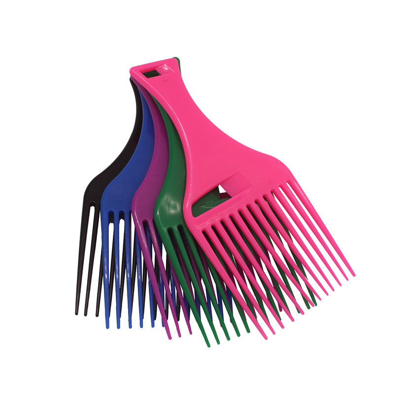 Pour les cheveux gras, choisissez de grandes brosses et peignes