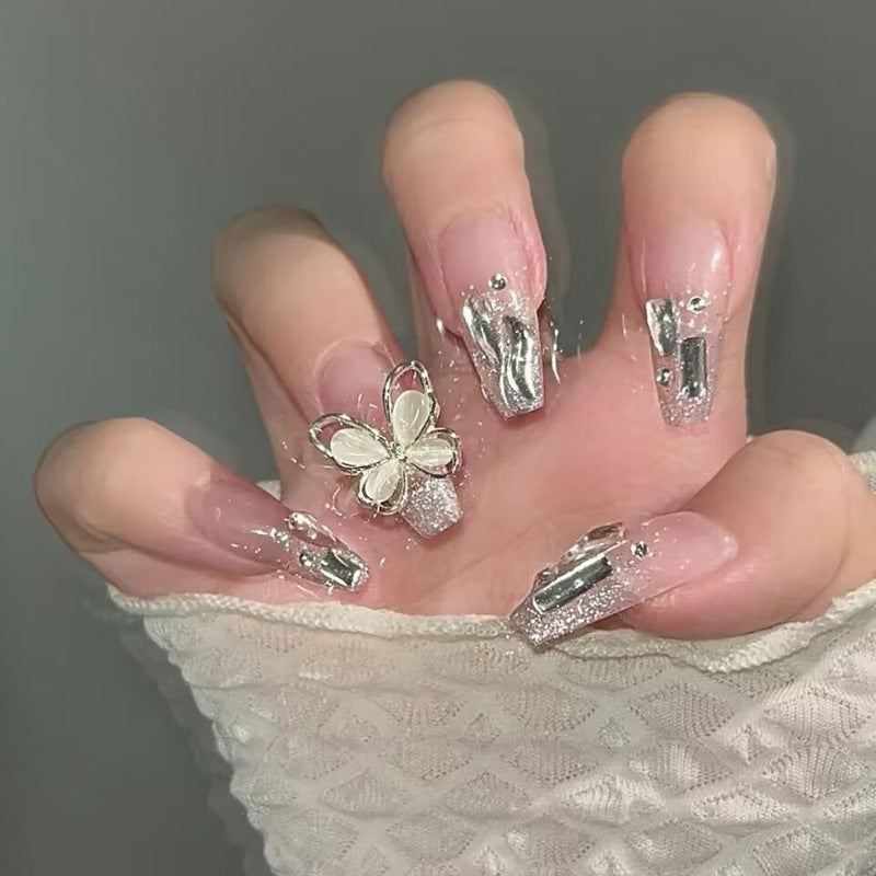 Pièce de nail art avec finition transparente en couleur glace et simplicité française