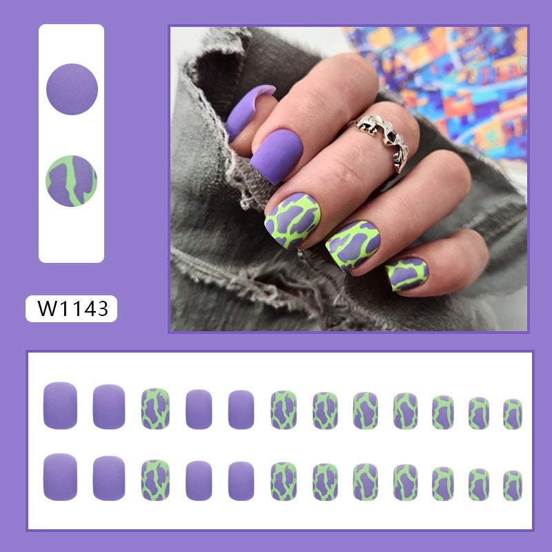 Manucure tendance et tendance, joli nail art floral en forme de cœur ondulé