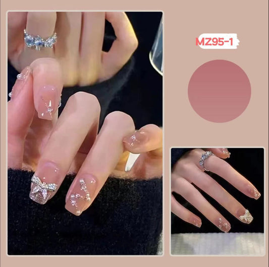 Nail Art à la main avec armure papillon et pointe de nacre