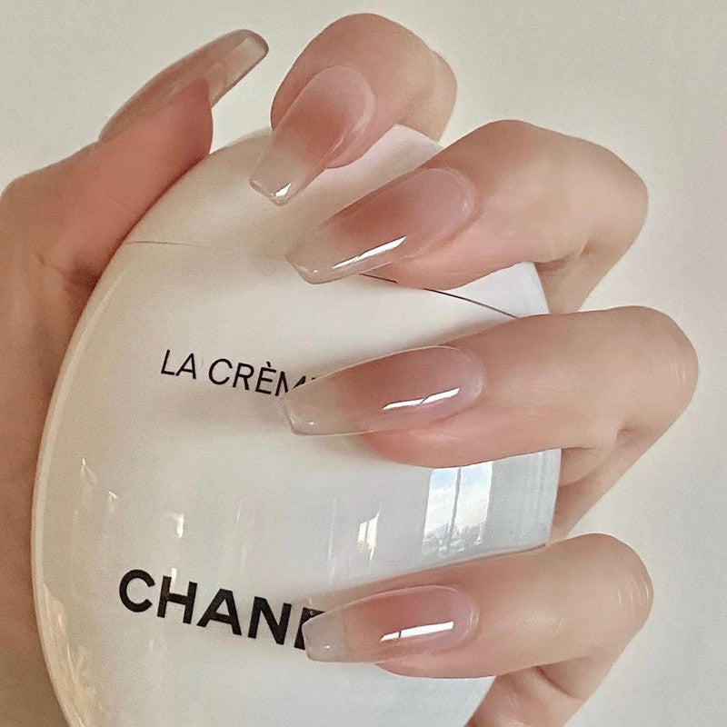 Pièce de nail art avec finition transparente en couleur glace et simplicité française