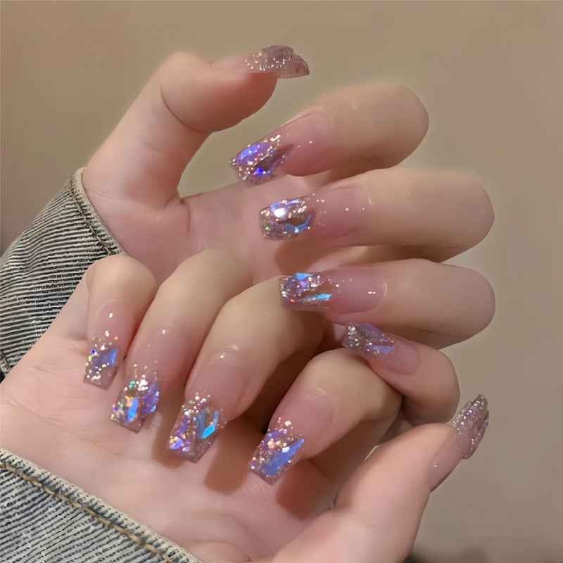 Nail Art fini avec des pointes de paillettes papillon en forme de diamant dans les débris