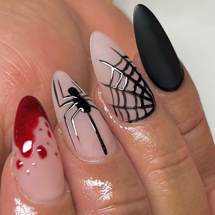 Nail art avec une armure ronde et un fantôme en toile d'araignée