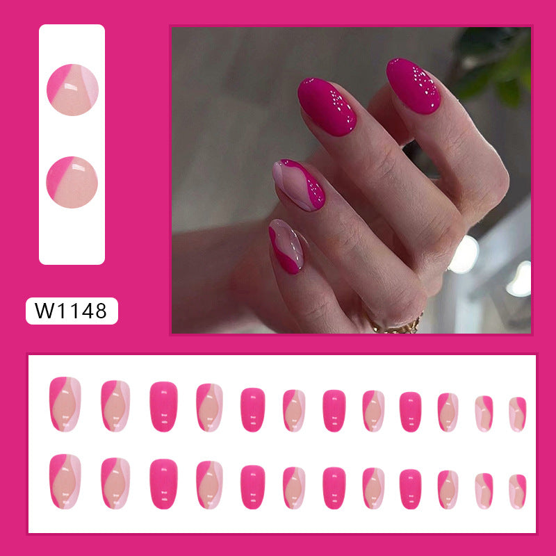 Manucure tendance et tendance, joli nail art floral en forme de cœur ondulé