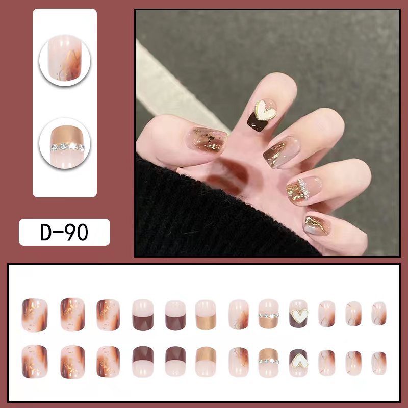 Porter une manucure à pointe Pure Desire Hot Nail Art