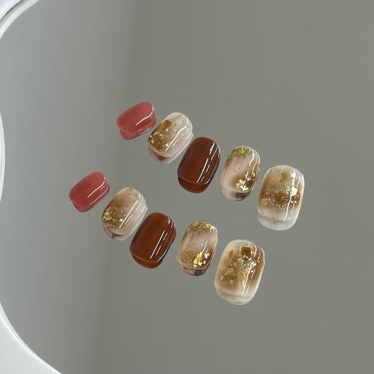 Faux ongles au café au lait, nail art