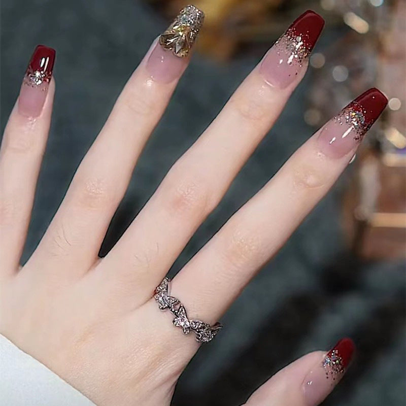 Pièce de nail art avec finition transparente en couleur glace et simplicité française