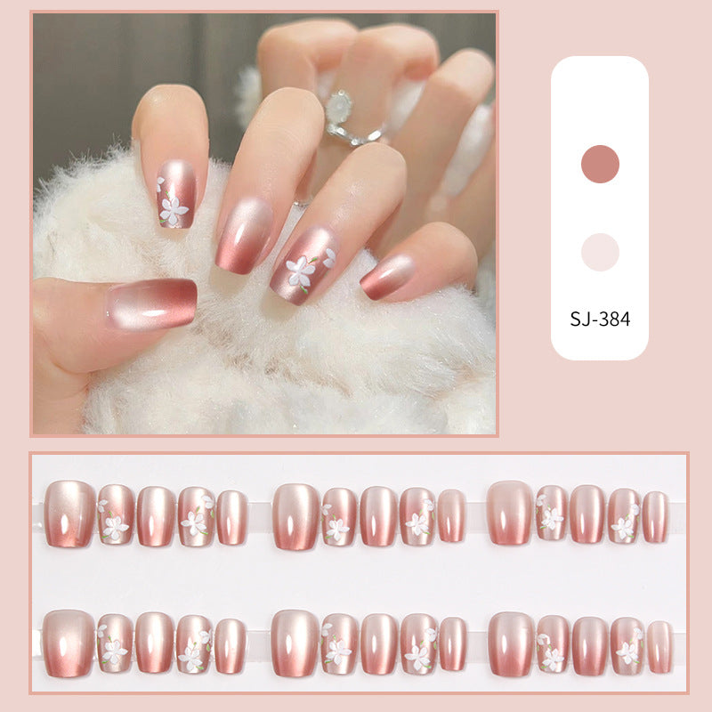 Porter une manucure avec embout amovible, doux nail art d'été à fleurs blanches