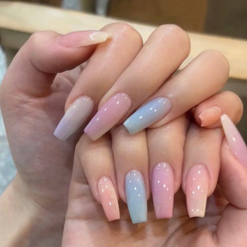 Nail Art fini avec des pointes de paillettes papillon en forme de diamant dans les débris