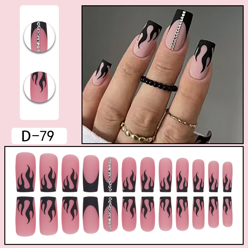 Porter une manucure à pointe Pure Desire Hot Nail Art