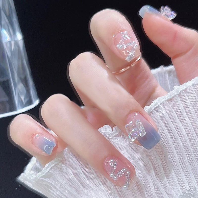 Pièce de nail art avec finition transparente en couleur glace et simplicité française