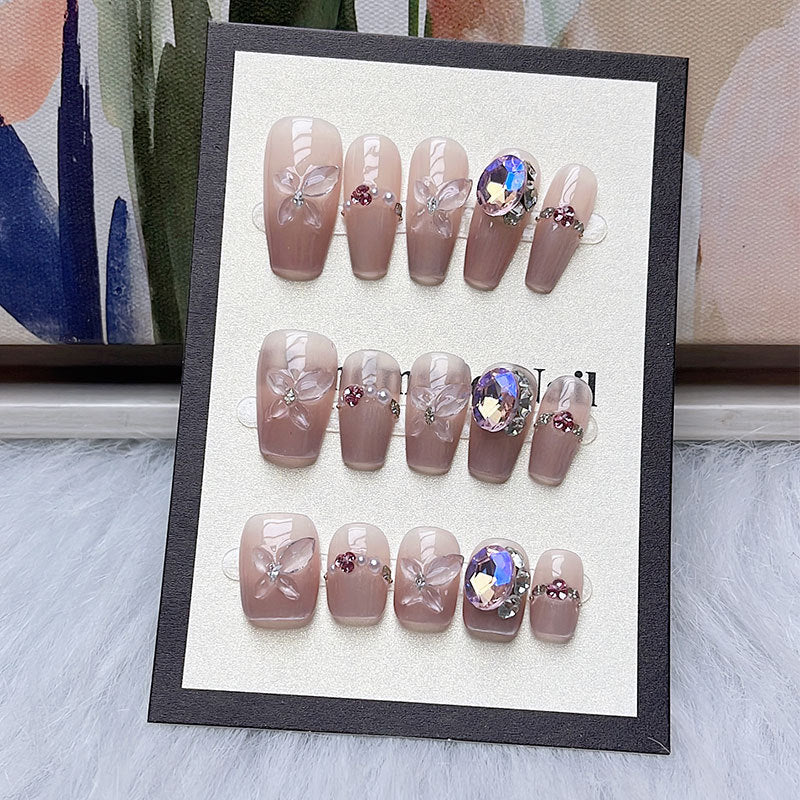 Nail art fait main avec armure de rêve d'une nuit d'été