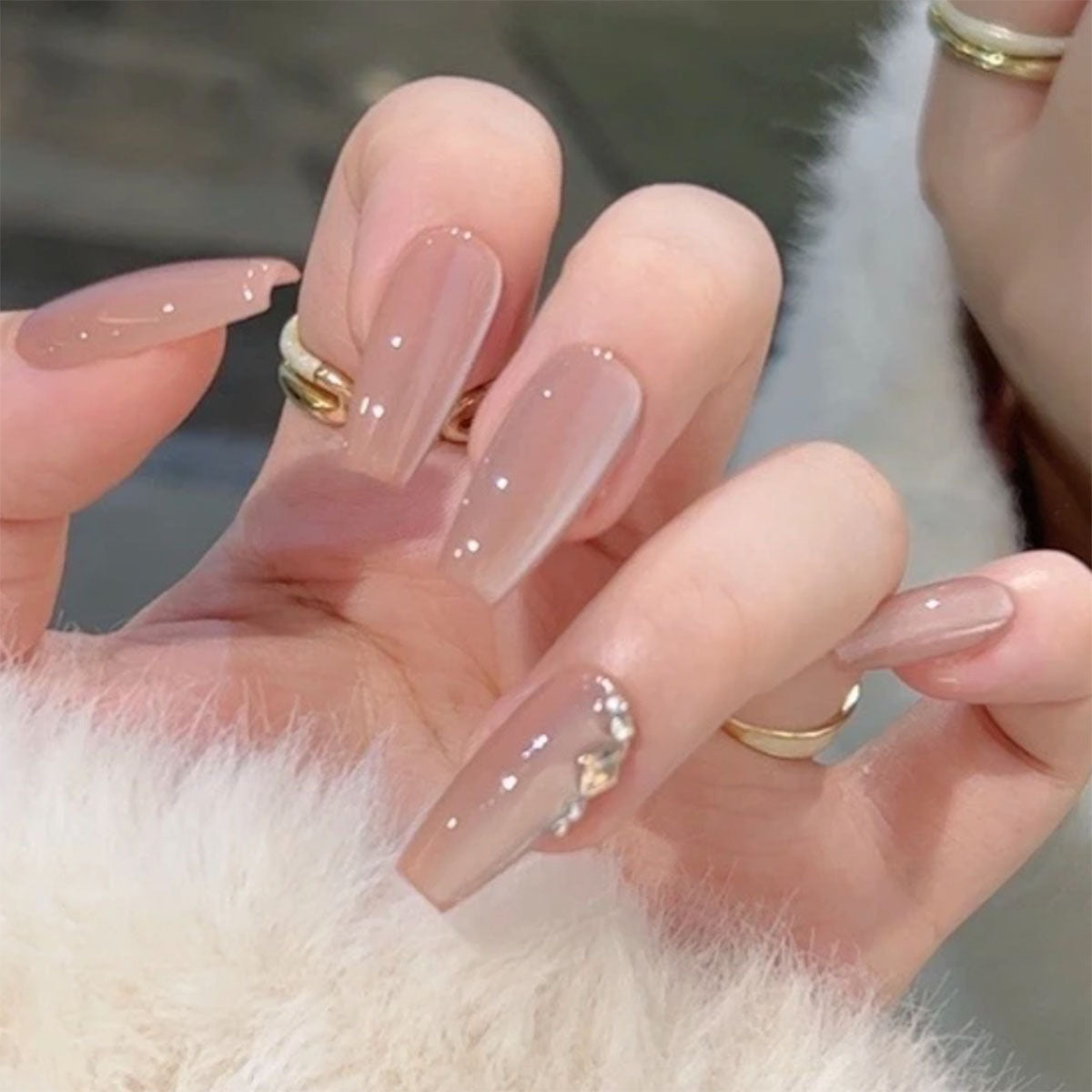 Nail Art fait main avec lumière dense et couleur nude