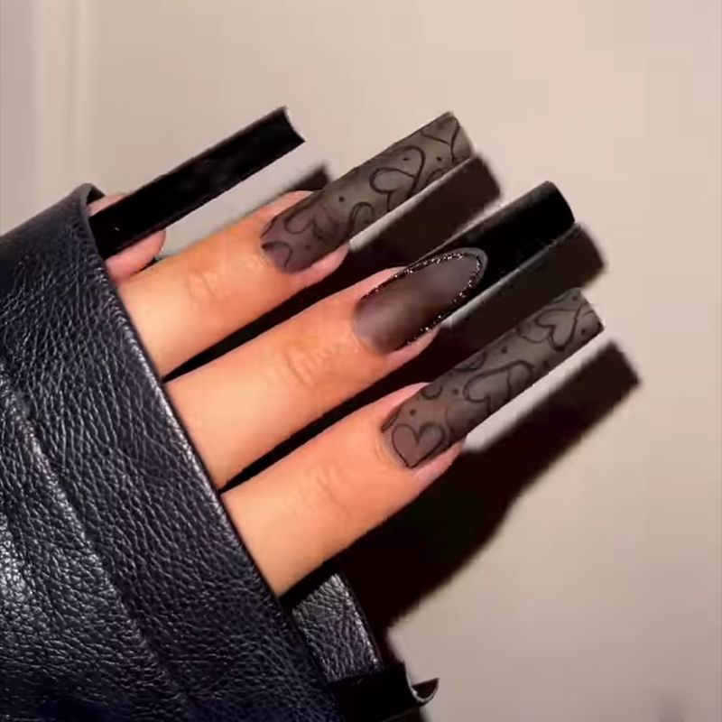 Nail Art à pointe noire givrée de style français