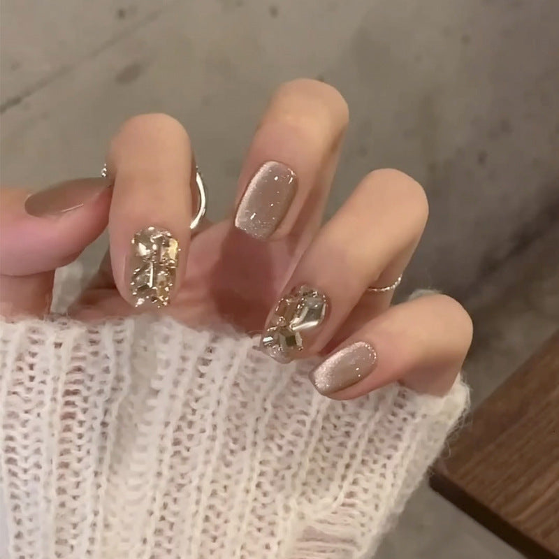 Nail Art fini avec des pointes de paillettes papillon en forme de diamant dans les débris