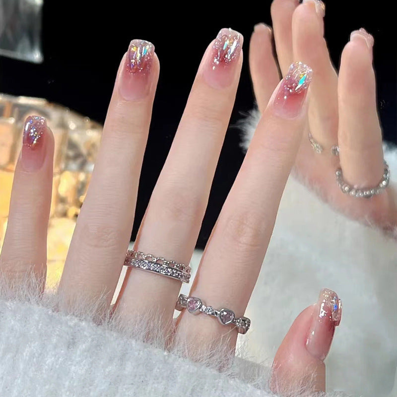 Pièce de nail art avec finition transparente en couleur glace et simplicité française