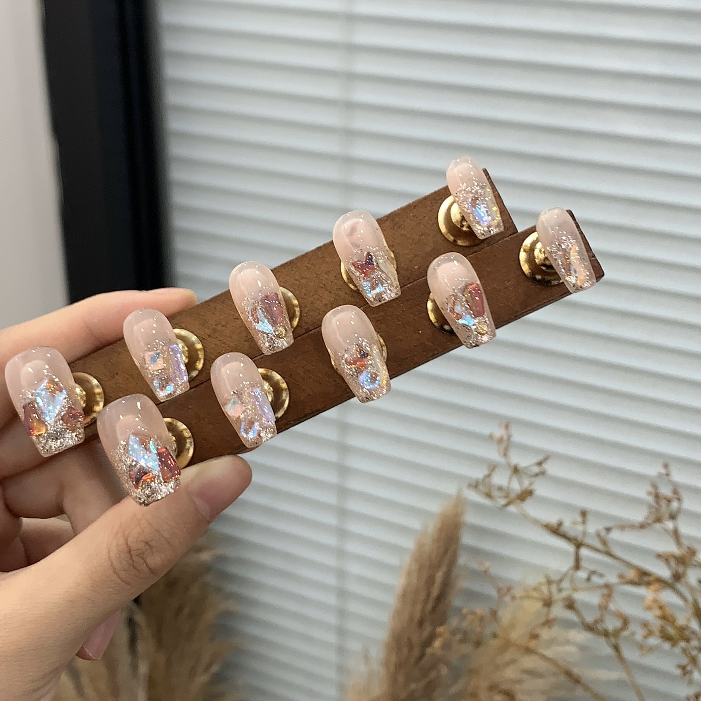 Nail art élégant, luxueux et léger, fait à la main