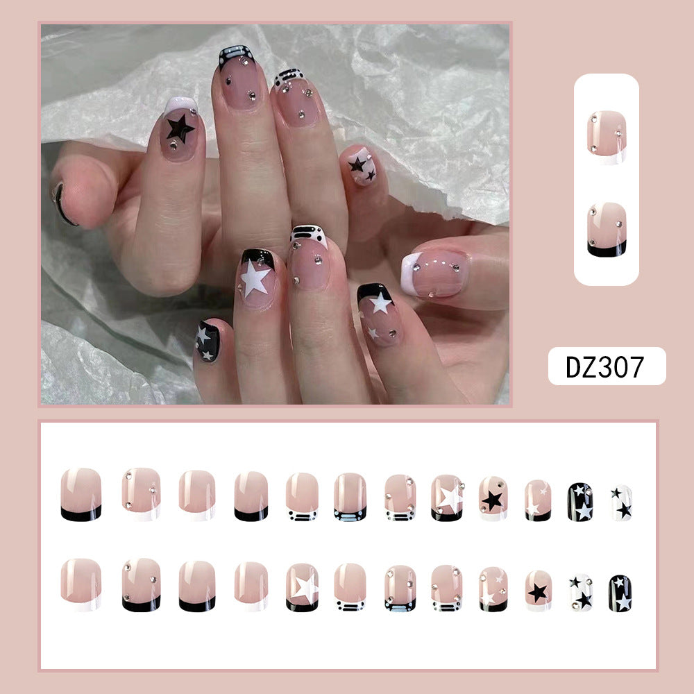 Nail Art avec patch de fleurs étoilées mi-longues