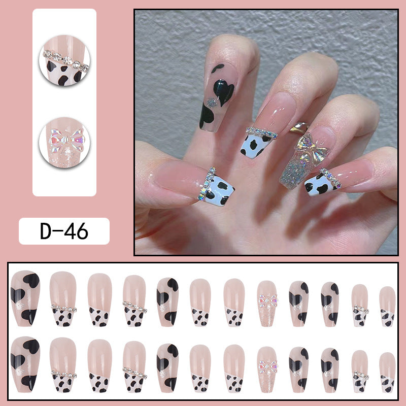 Porter une manucure à pointe Pure Desire Hot Nail Art