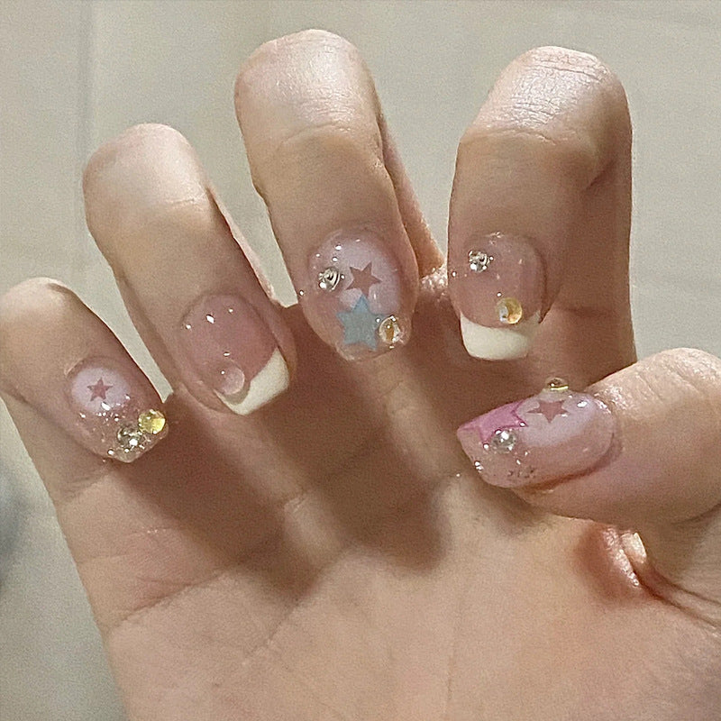 Nail Art fini avec des pointes de paillettes papillon en forme de diamant dans les débris