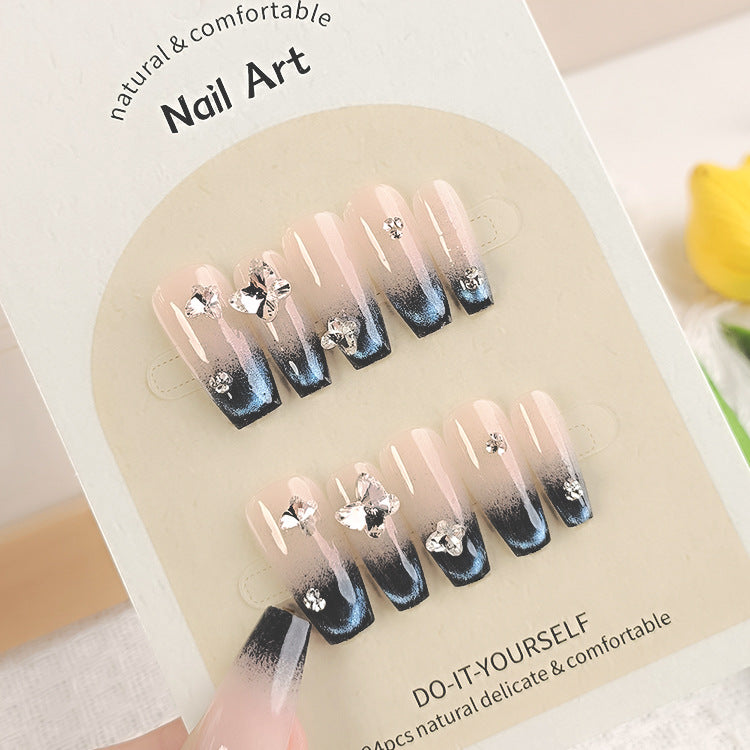 Portez de faux ongles et faites-vous faire une beauté avec du vernis à ongles