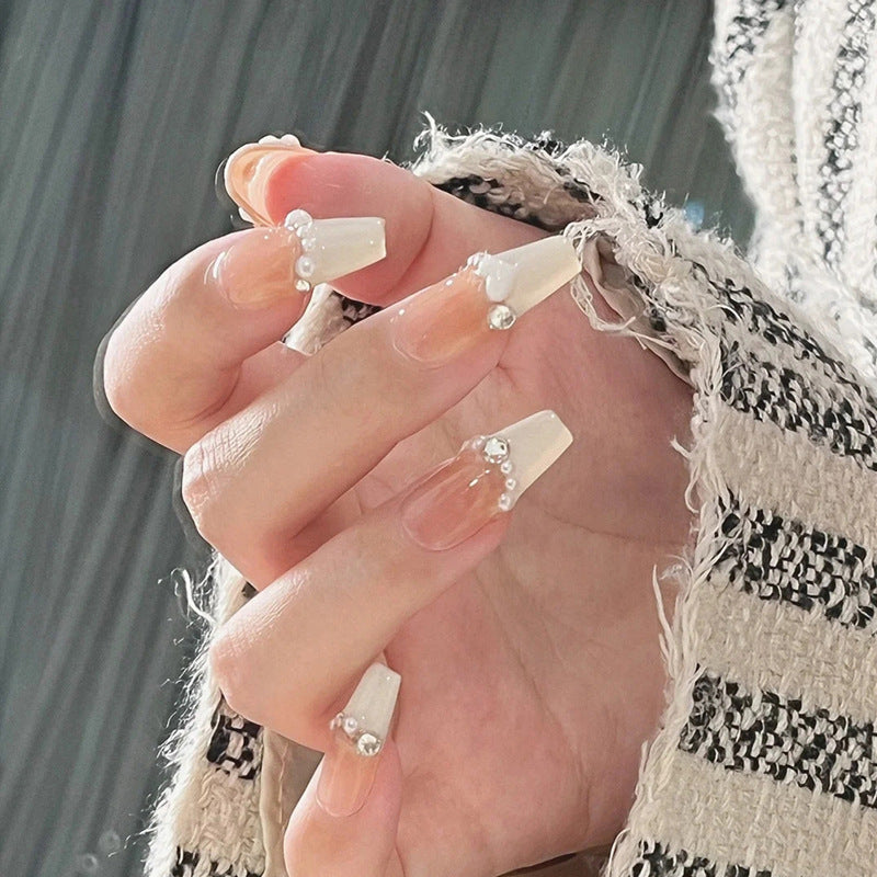 Nail Art fait main à la française avec finition longue