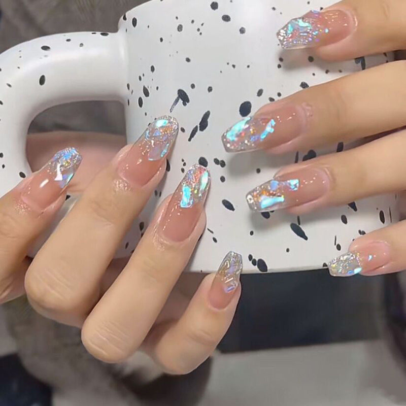 Nail Art fini avec des pointes de paillettes papillon en forme de diamant dans les débris