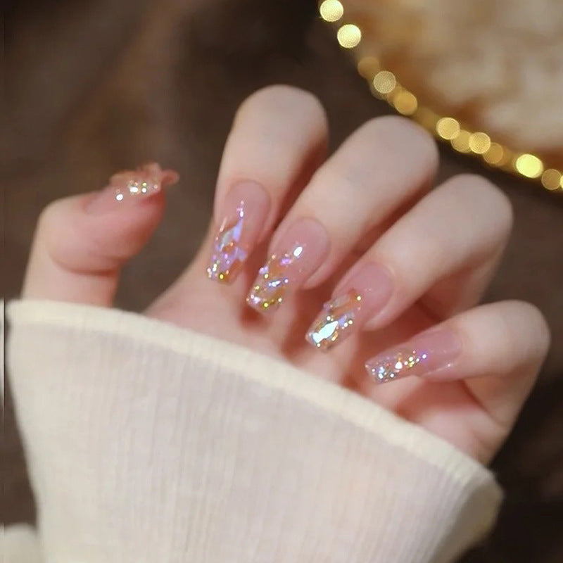 Pièce de nail art avec finition transparente en couleur glace et simplicité française