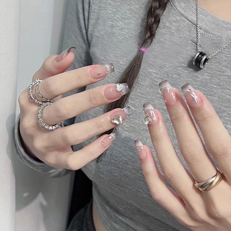 Nail Art fini avec des pointes de paillettes papillon en forme de diamant dans les débris