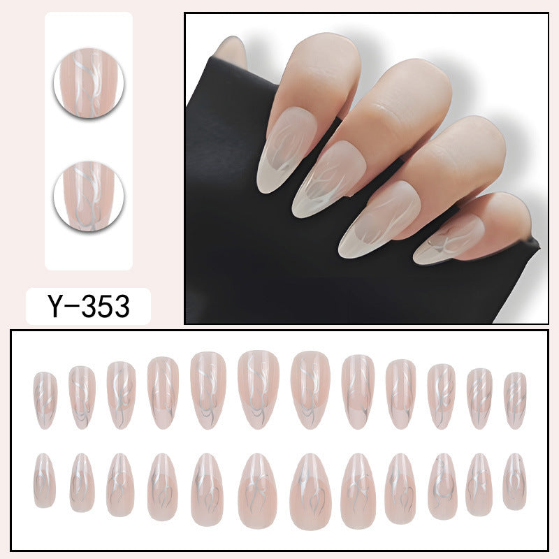 Faux ongles finis à porter avec des embouts d'usure Nail Art