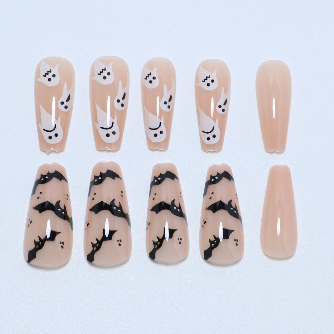 Nail art avec une armure ronde et un fantôme en toile d'araignée