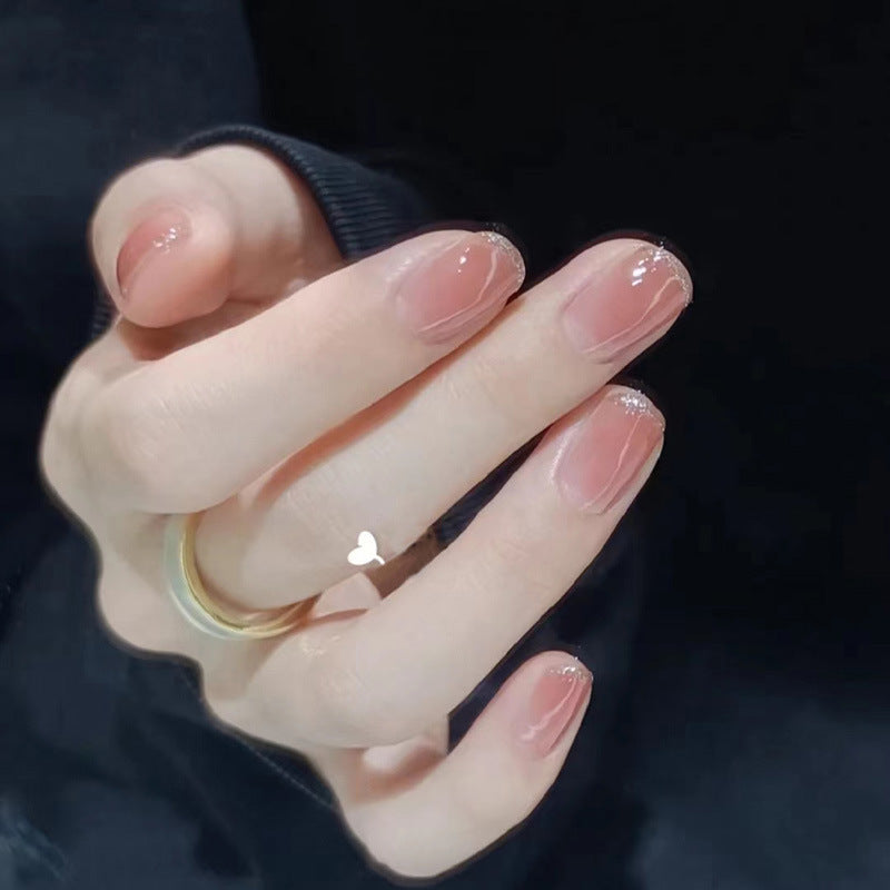 Pièce de nail art avec finition transparente en couleur glace et simplicité française