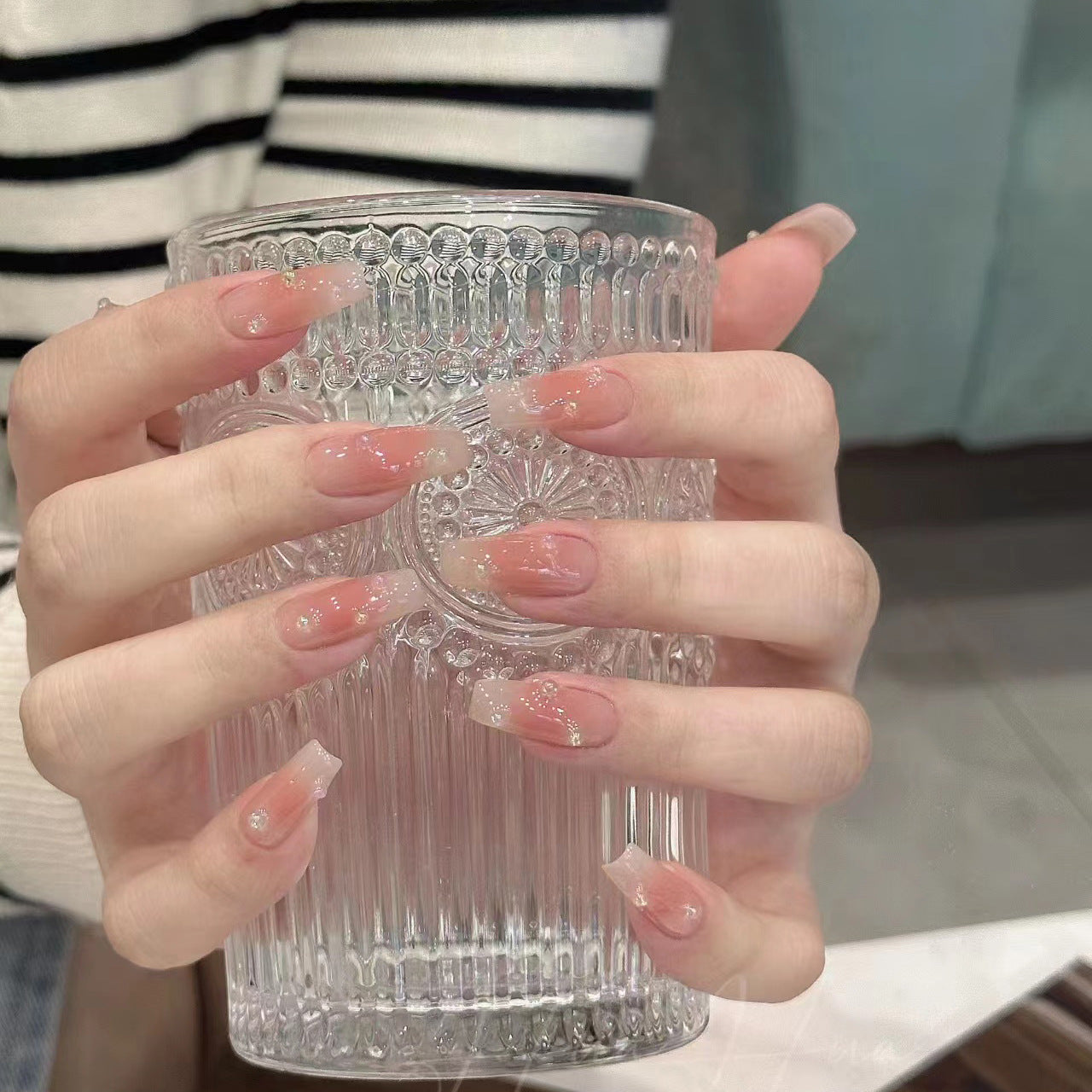 Portez des autocollants pour ongles blancs et gracieux de couleur nude