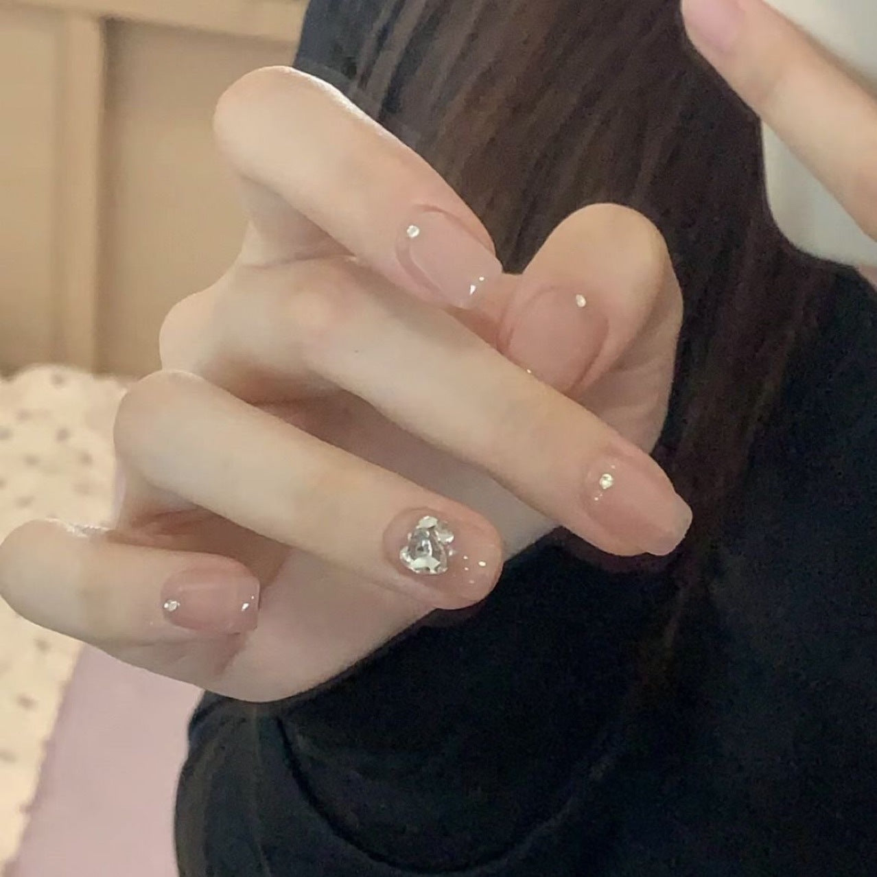 Portez une manucure douce couleur nude avec des autocollants pour ongles en strass