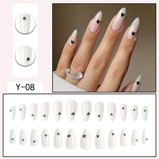 Nail Art simple avec des gouttes d'eau en forme de petit cœur et des amandes