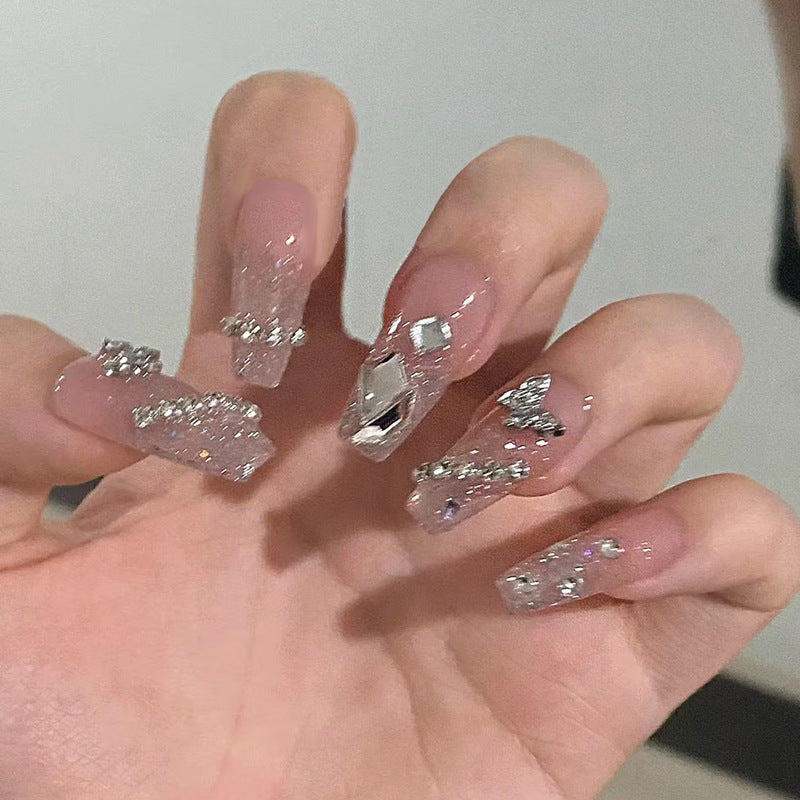 Pièce de nail art avec finition transparente en couleur glace et simplicité française