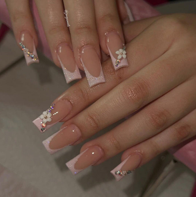 Pièce de nail art avec finition transparente en couleur glace et simplicité française