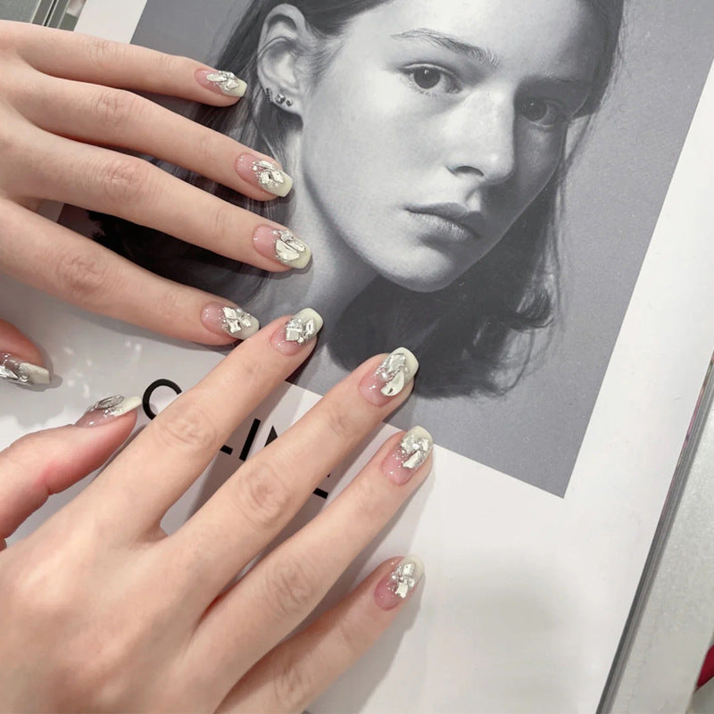 Pièce de nail art avec finition transparente en couleur glace et simplicité française