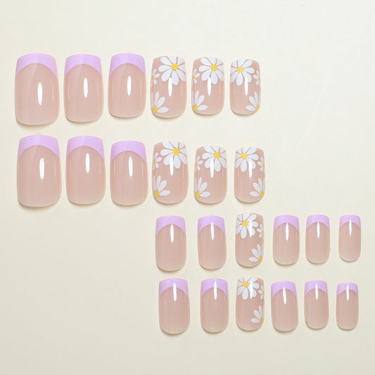 Nail Art avec des petites fleurs blanches et des franges