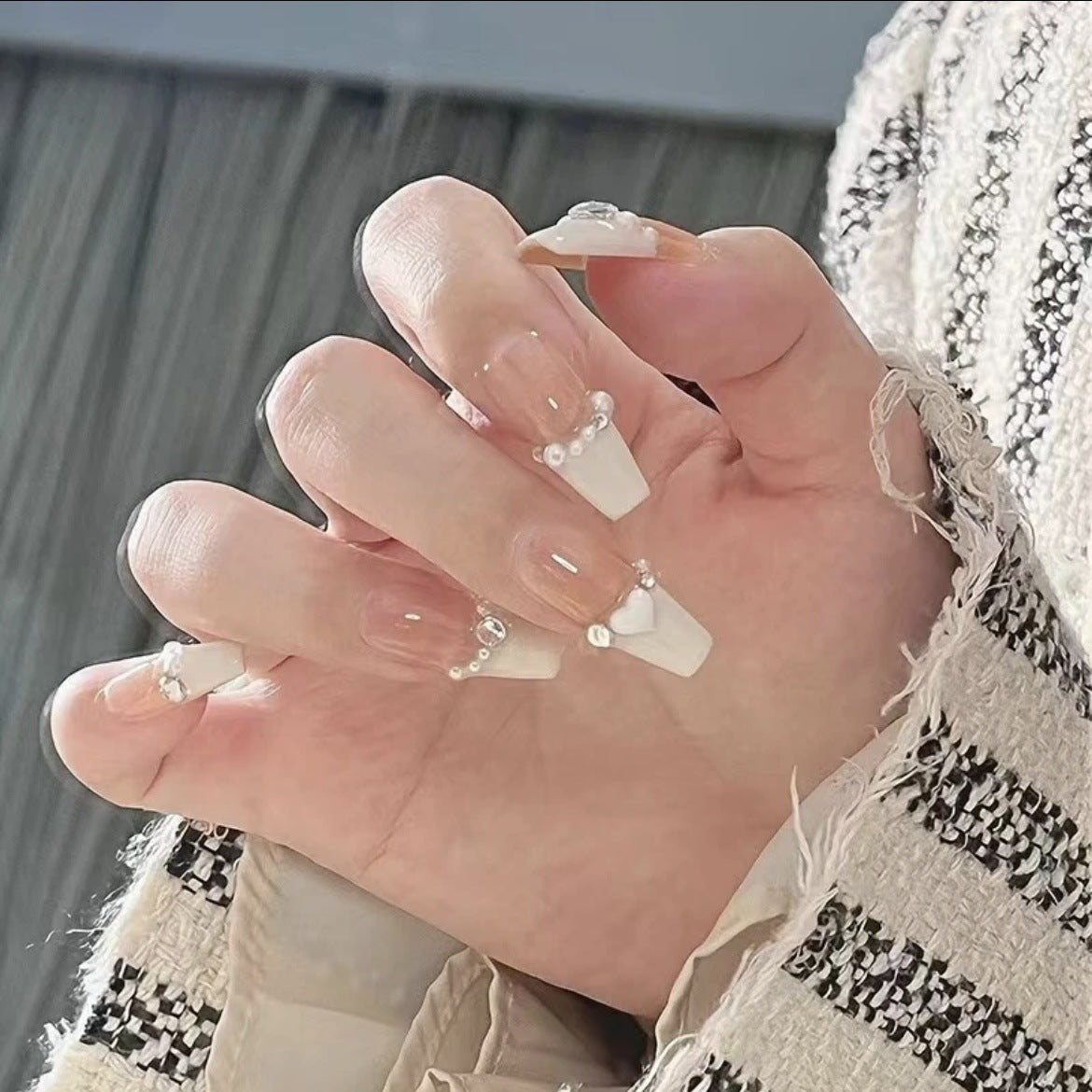 Nail Art à la main avec armure papillon et pointe de nacre