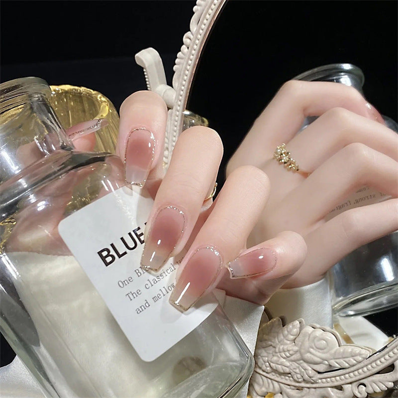 Pièce de nail art avec finition transparente en couleur glace et simplicité française