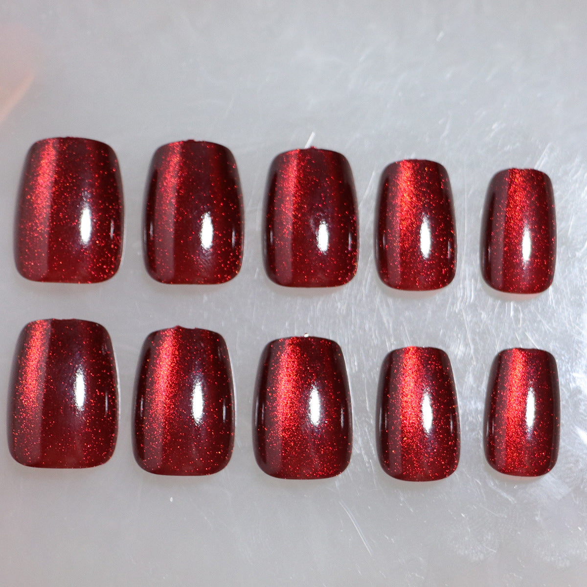 Nail art court et doux avec le Cat's Red Wear Beauty Flash Feeling