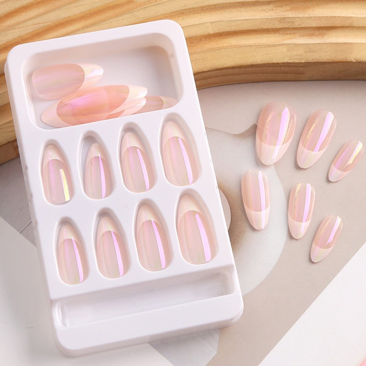 Manucure aux amandes brillantes et colorées, nail art français doux