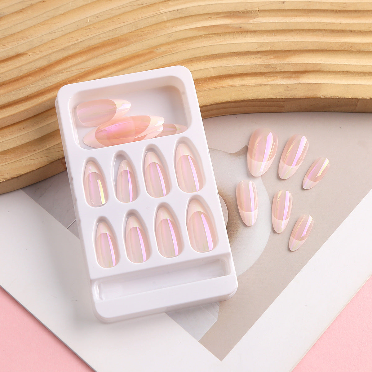 Manucure aux amandes brillantes et colorées, nail art français doux