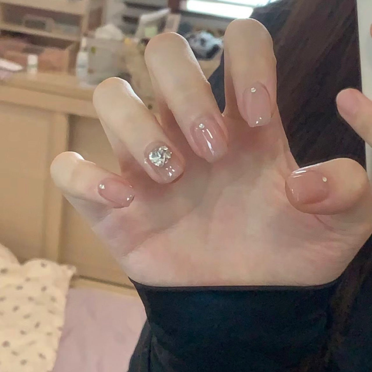 Portez une manucure douce couleur nude avec des autocollants pour ongles en strass