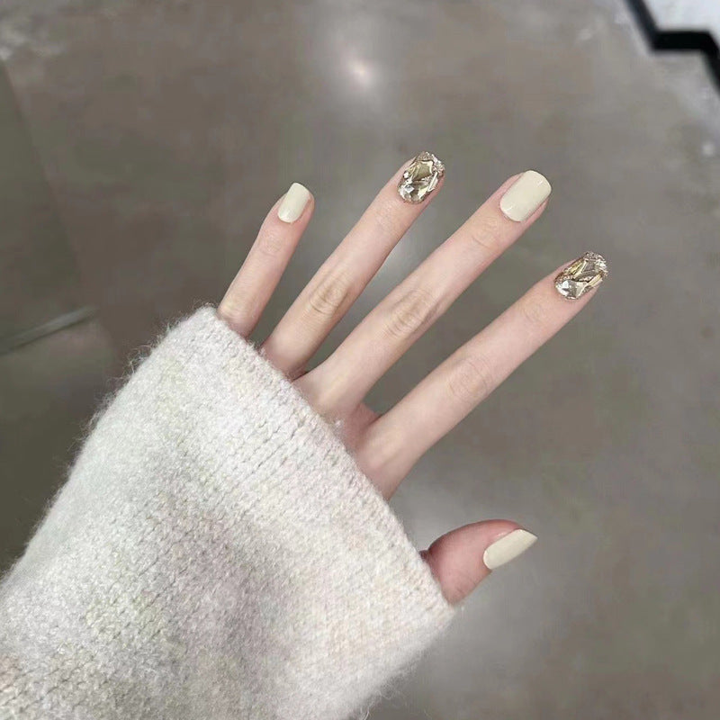 Nail Art fini avec des pointes de paillettes papillon en forme de diamant dans les débris