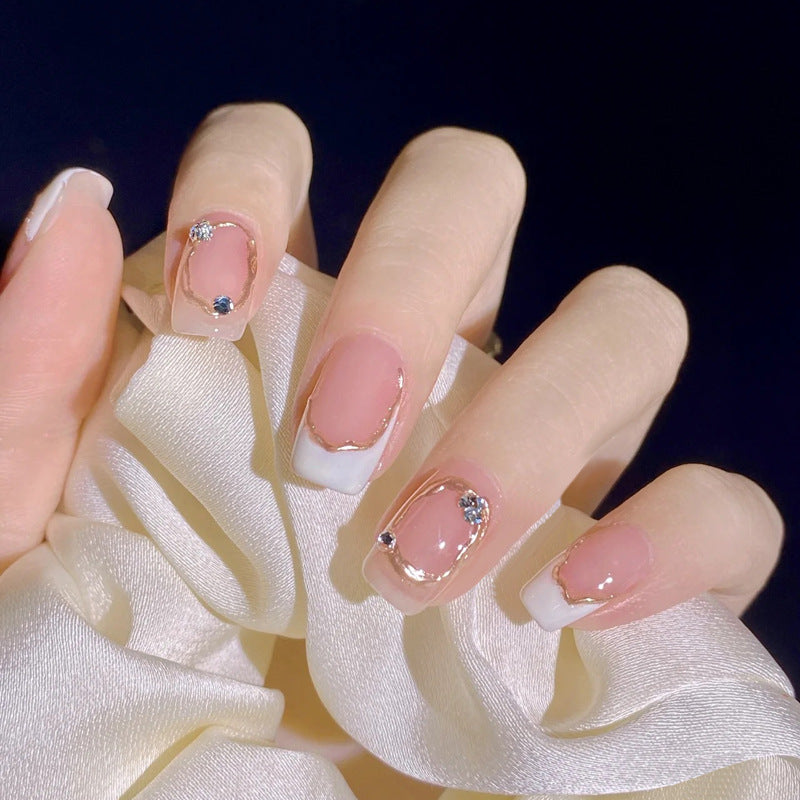 Pièce de nail art avec finition transparente en couleur glace et simplicité française