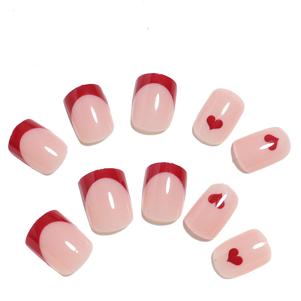 Faux ongles avec embellissements romantiques en rouge